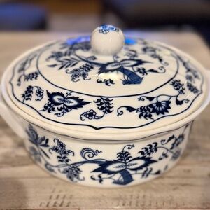 Classic Blue Danube Vintage Chine Casserole Dish.